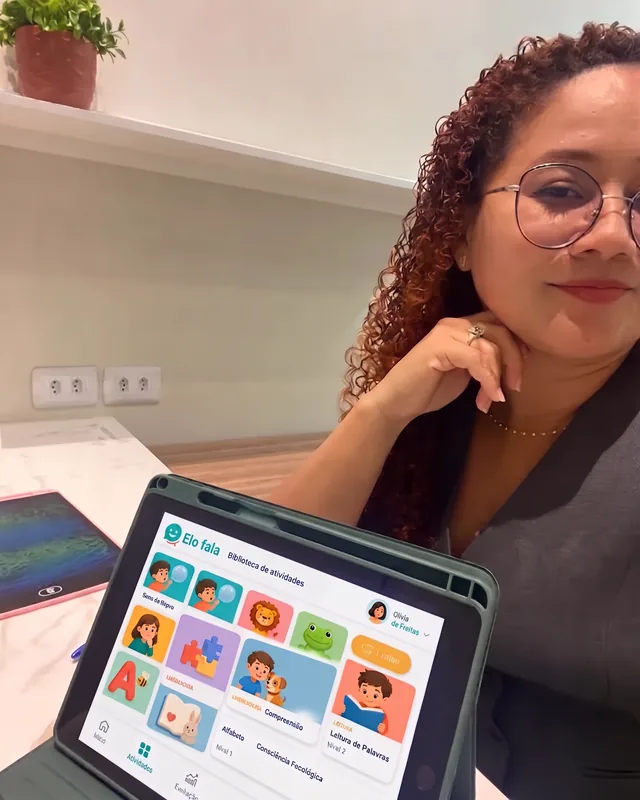 Marina Alves, fonoaudióloga, usando o EloFala no atendimento