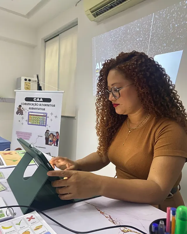 Marina Alves, fonoaudióloga, usando o EloFala no atendimento